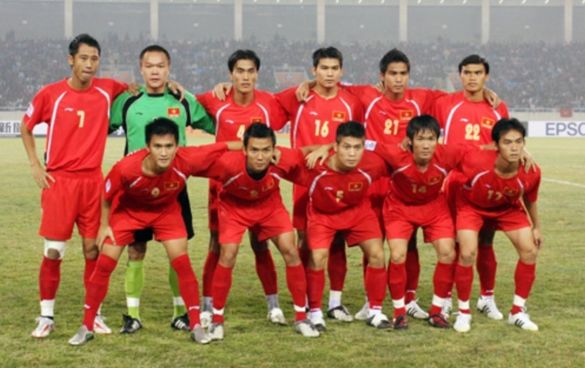 Trang phục Đội tuyển U23 Việt Nam tham dự SEA Games 26. 2011 là năm người hâm mộ thất vọng cùng cực sau thất bại của U23 Việt Nam, nhưng sự ra đời của VPF chính là chiếc phao cứu sinh cho những thành công của bóng đá Việt Nam những năm sau này.