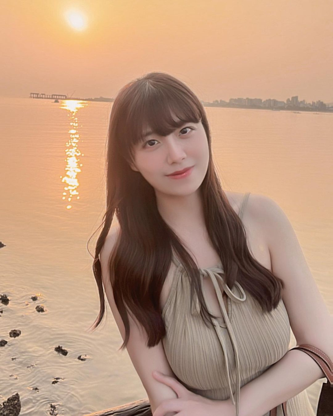 Theo dõi trang cá nhân của Lý Bội Cẩn, cô nàng không ngần ngại khoe hình ảnh xinh đẹp, quyến rũ của mình.