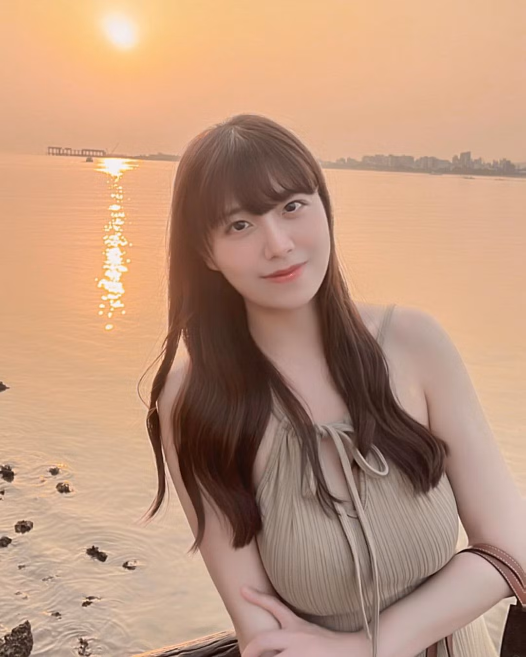 Theo dõi trang cá nhân của Lý Bội Cẩn, cô nàng không ngần ngại khoe hình ảnh xinh đẹp, quyến rũ của mình.