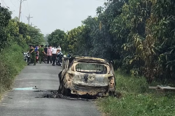 Thi the nguoi nam trong xe taxi bi chay rui