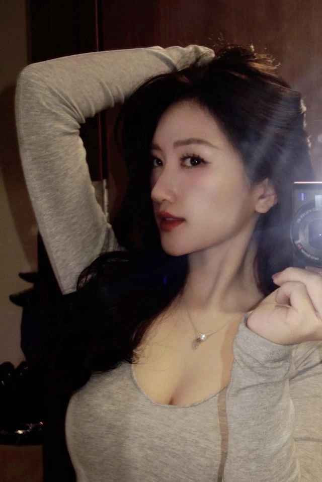 Thế nhưng, vừa qua Linh Nắng khoe loạt khoảnh khắc selfie giản dị nhưng chẳng kém phần cuốn hút. Diện áo thun trễ cổ, nữ MC để lộ vòng 1 căng tràn lấp ló.