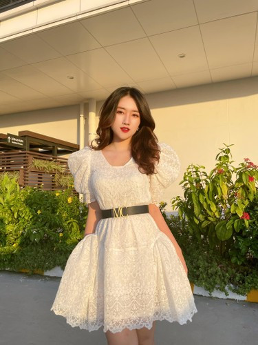 Linh Nắng có họ tên đầy đủ là Bùi Phương Linh, tốt nghiệp Khoa PR - Quảng cáo tại Học viện Báo chí và Tuyên truyền. Cô đã gắn bó với VALORANT từ năm 2021 khi được đảm nhận vai trò MC tại giải đấu VCT Challengers Vietnam Stage 2 2021, tới nay đã được 3 năm.