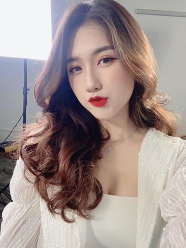 Thậm chí, đã có lần Linh Nắng không ngần ngại đăng tải về những khó khăn và thách thức mà mình đã vượt qua, như một cách truyền cảm hứng tích cực đến người theo dõi. Còn việc khoe nhan sắc hay vóc dáng với nữ MC lại rất hiếm hoi.