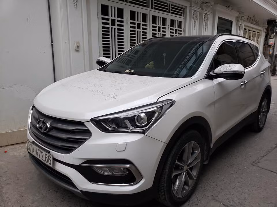 Đáng chú ý hơn, ngoài dòng chữ "dằn mặt" chủ nhà cũng đã đặt trên gương 2 tờ tiền để cho chủ xe gửi xe đúng nơi quy định.