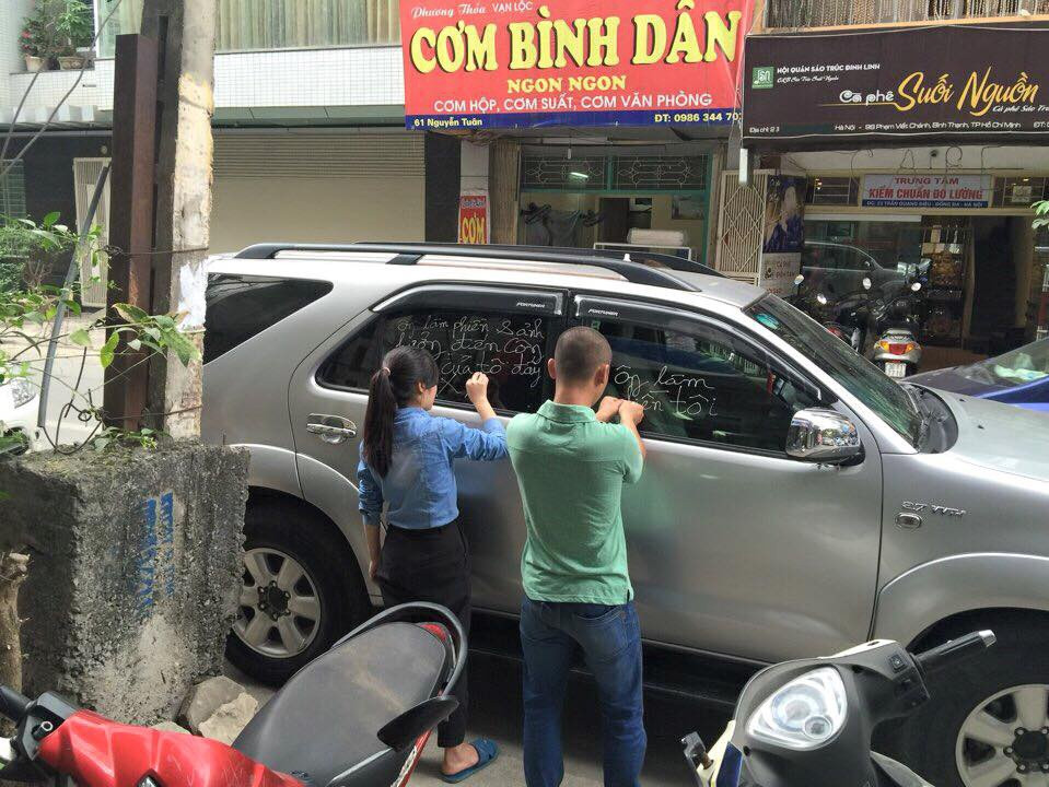 Rất nhiều cách dặn mặt của các chủ nhà đã được thực hiện để trừng phạt hành vi đỗ xe ngang ngược cản trở đi lại.