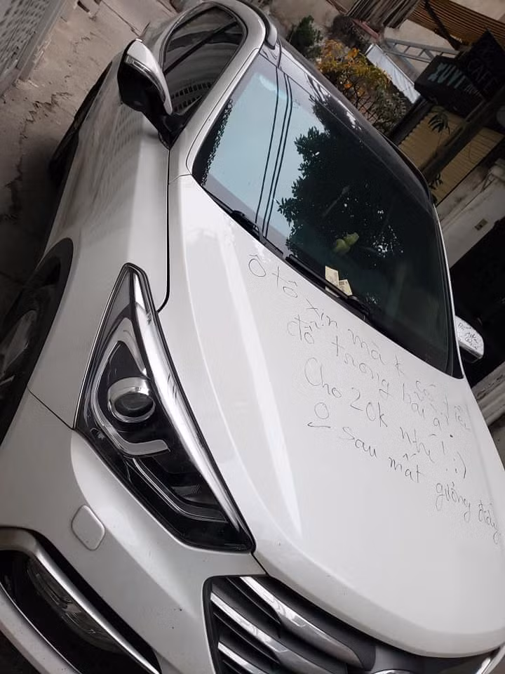 Cụ thể, đi kèm dòng trạng thái: "Được cho hẳn 20.000 đồng gửi xe, cụ sướng nhé", thành viên Anh Tuấn Vũ cũng đăng tải những bức ảnh chụp chiếc xe màu ô tô màu trắng đỗ ngang ngược chắc cửa nhà người dân.