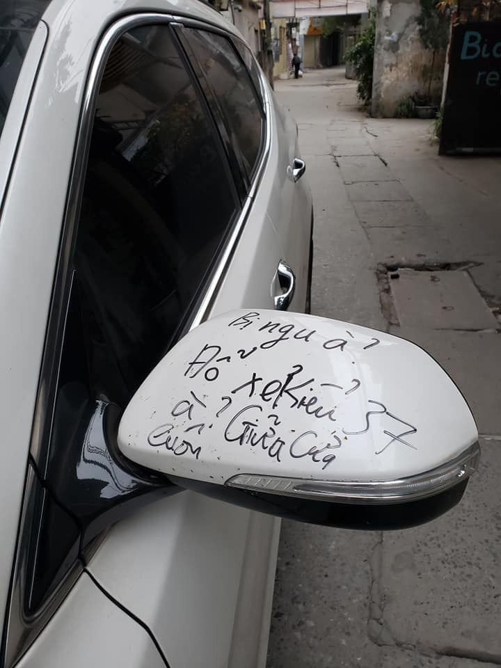 Bên phía gương điện của chiếc xe cũng có dòng chữ mang tính đầy cảnh cáo với chủ xe ô tô đỗ thiếu ý thức khi chắc cửa ra vào.