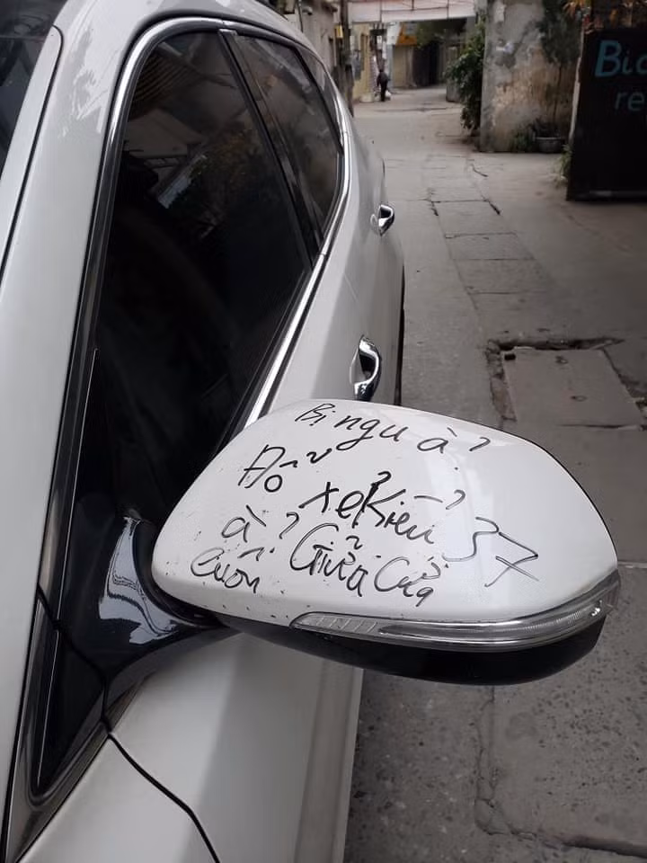 Bên phía gương điện của chiếc xe cũng có dòng chữ mang tính đầy cảnh cáo với chủ xe ô tô đỗ thiếu ý thức khi chắc cửa ra vào.