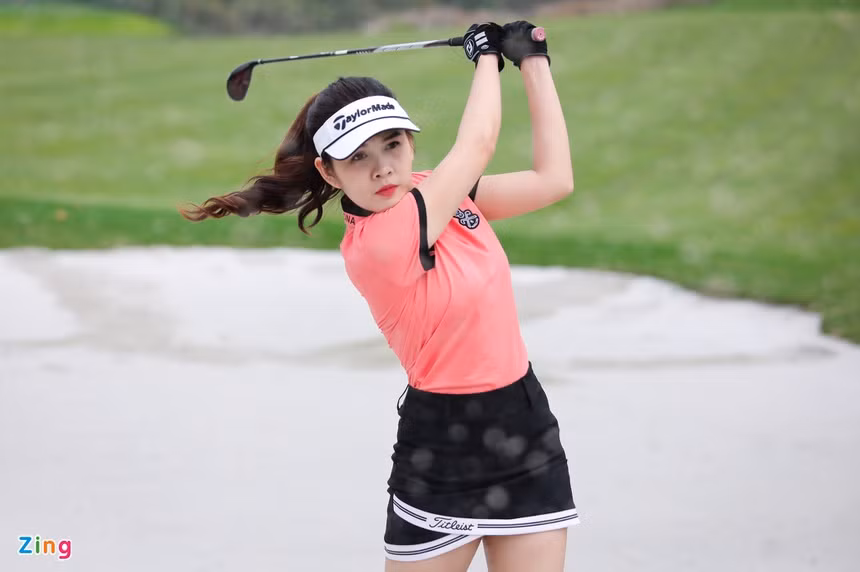 Thu Hoài quyến rũ trong các cú swing golf - cú đánh quan trọng bậc nhất của golf và mang lại cho người chơi nhiều sự phấn khích nhất. Cô nàng được thực hiện đúng kỹ thuật, đầu và phần cột sống cùng trụ thẳng, tay cầm gậy và hông xoay thành một vòng xoay.