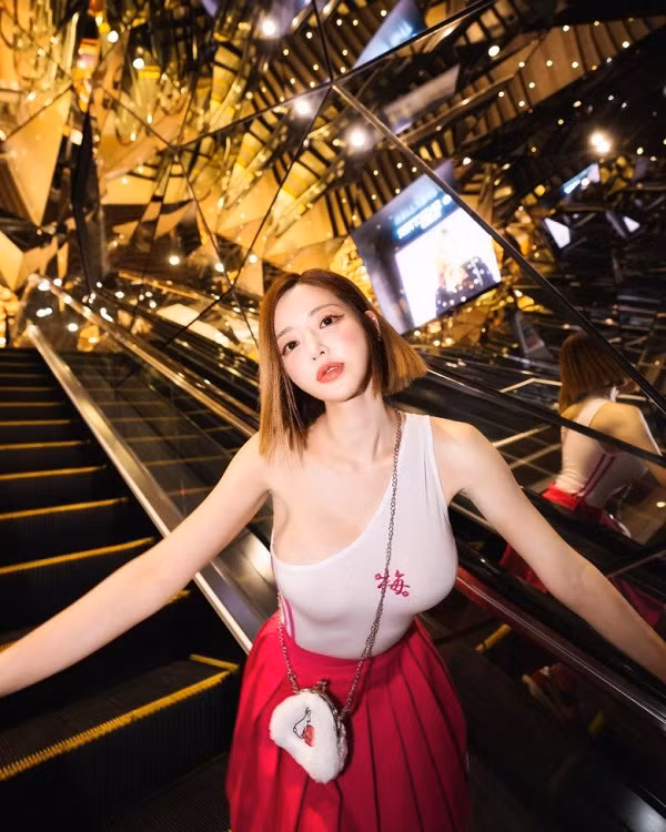 Vốn sở hữu nước da trắng ngần đặc trưng của người con gái xứ Kim Chi cùng với vóc dáng chuẩn làng chơi nhạc, Soda sớm thu về gấp đôi lượt tương tác so với bài đăng thường thấy.