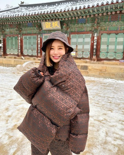 Cô từng biểu diễn và được chào đón ở nhiều nơi trên thế giới, từ châu Á đến châu Âu.