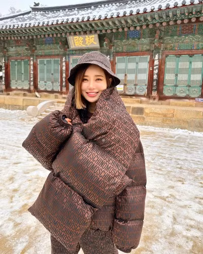 Cô từng biểu diễn và được chào đón ở nhiều nơi trên thế giới, từ châu Á đến châu Âu.