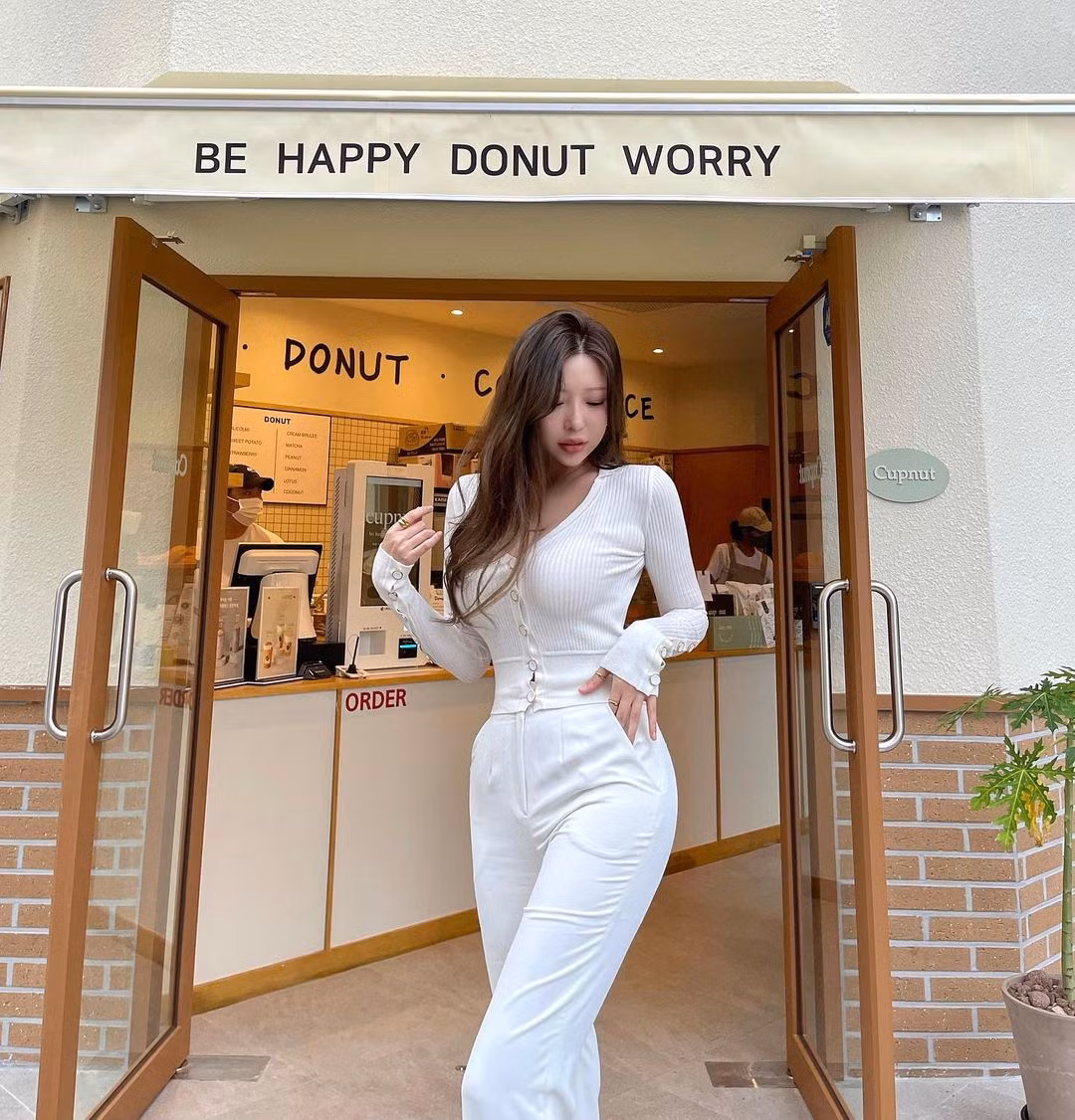 Thế nhưng, trái với mong đợi của vị thiếu gia này, Somi đã thẳng thừng từ chối khiến Vương Tư Thông bị một phen “bẽ mặt”. Khi được hỏi về lý do ngoảnh mặt làm ngơ trước mức cát sê khổng lồ này, mỹ nhân xứ Hàn thản nhiên cho biết cô không thiếu tiền và chỉ tham gia nghệ thuật vì sở thích.