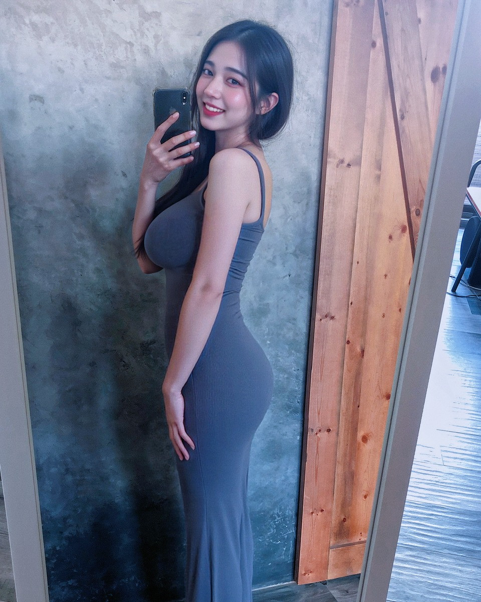 Không những vậy, gái xinh này còn không ngần ngại khoe những đường cong trời cho trên cơ thể.