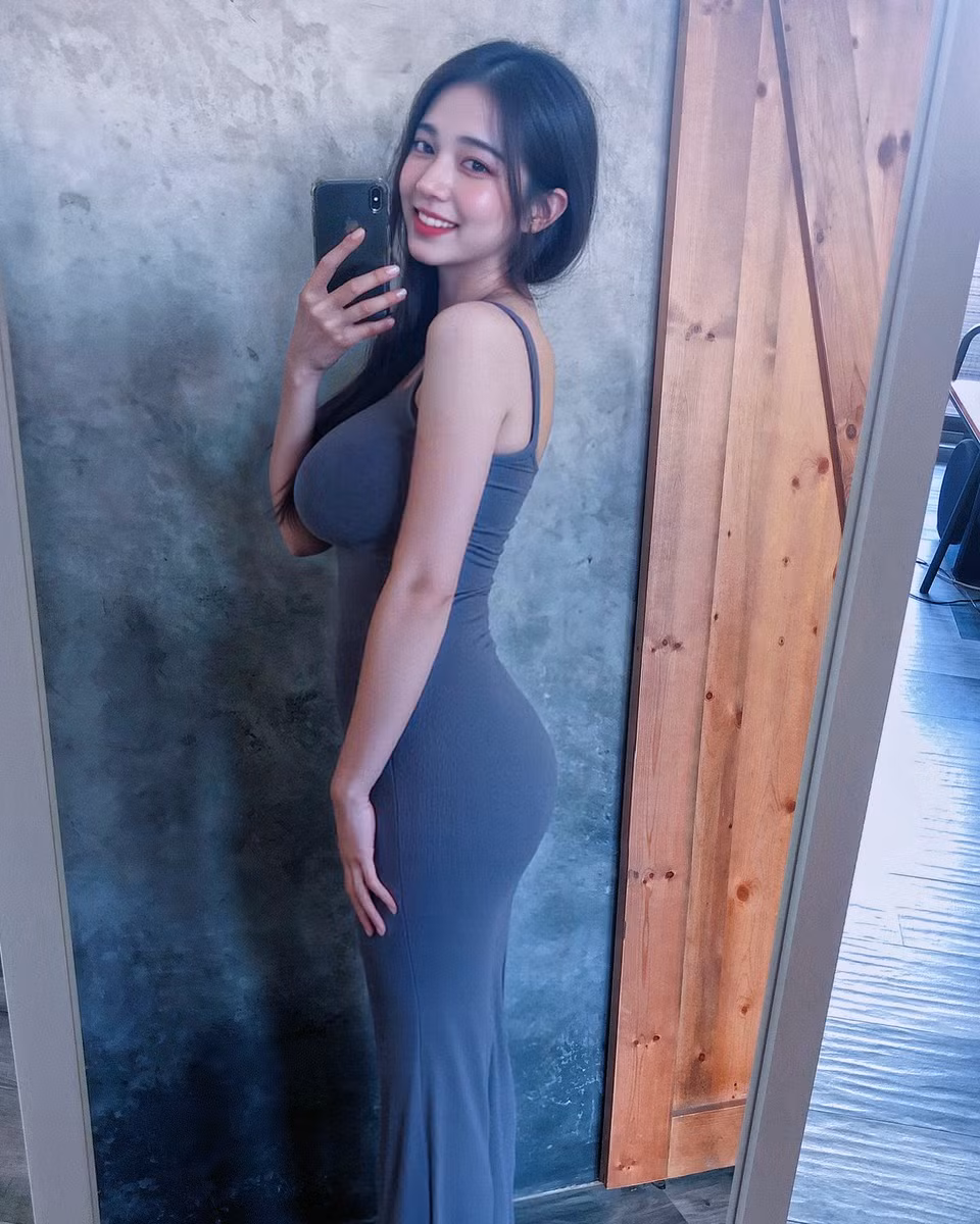 Không những vậy, gái xinh này còn không ngần ngại khoe những đường cong trời cho trên cơ thể.