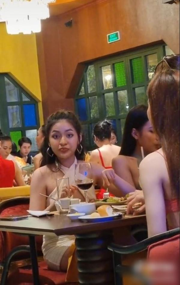 Hình ảnh ghi lại, hiện tượng mạng họ Trần đang đi ăn cùng một vài người bạn.