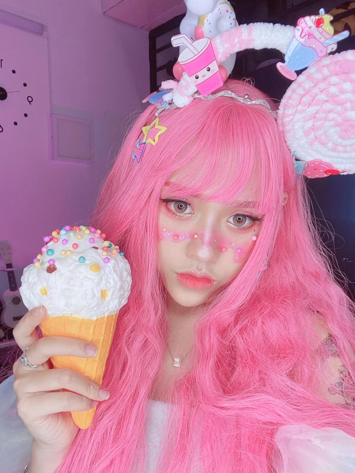 Những hình ảnh của Trà Đặng trên mạng xã hội cũng khiến không ít người xuýt xoa với vẻ lạnh lùng, cá tính, cô sở hữu phong cách năng động, sexy nên nhìn rất tự tin, cuốn hút.