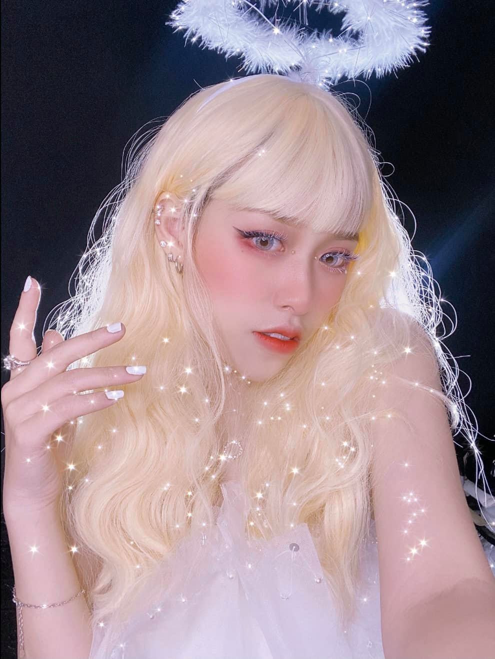 Trà Đặng là hot girl Tiktok có lượt theo dõi hơn 12 triệu trên ứng dụng mạng xã hội. Cô nàng thường đem đến những clip đầy mãn nhãn với loạt hình biến hóa bất ngờ, ấn tượng với vẻ siêu ngầu và huyền bí, đôi khi lại rất đáng yêu.