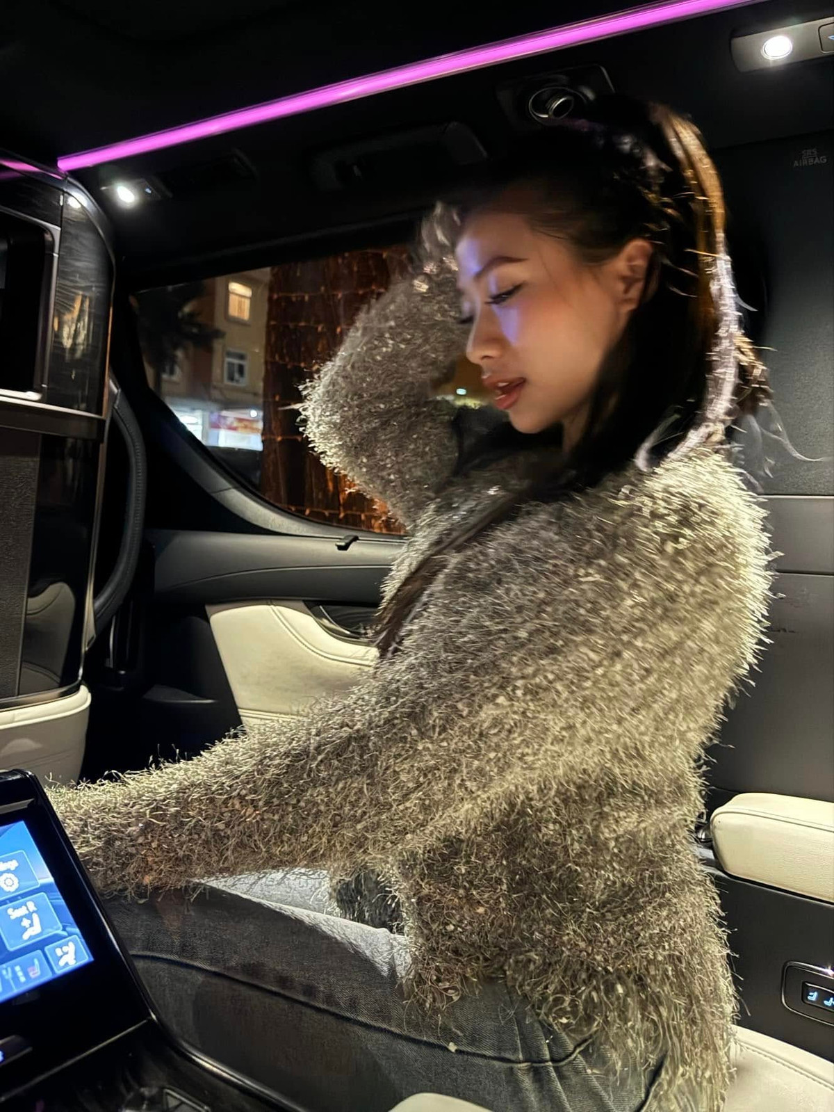 Louis Phạm tỏ ra lúng túng, khẳng định không biết cách chia sẻ về chuyện tình yêu. Cách nói này của cô khiến dân mạng tin rằng cô nàng đang ngầm xác nhận chuyện đã chia tay bạn trai Việt kiều.