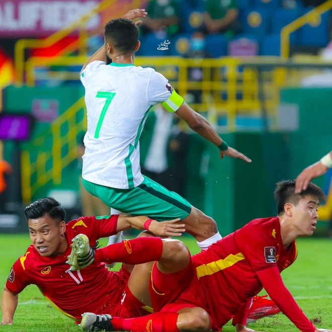 Tuy nhiên, mới đây tin vui bất ngờ đến với đội tuyển Việt Nam khi Liên đoàn bóng đá Châu Á (AFC) xóa 1 thẻ vàng mà Duy Mạnh phải nhận ở vòng loại thứ hai, trong trận thắng Malaysia 1-0 tháng 10/2019.