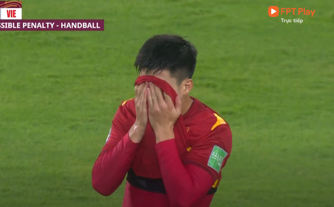 Bản thân Duy Mạnh, sau tấm thẻ từ pha bắt lỗi gây tranh cãi đã vắng mặt trong trận đấu giữa đội tuyển Việt Nam và Australia.