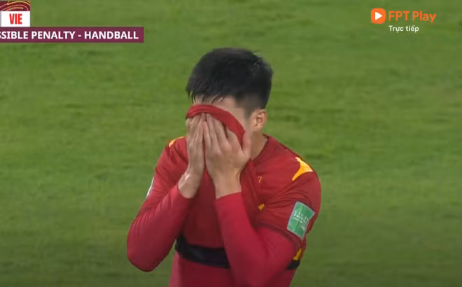 Bản thân Duy Mạnh, sau tấm thẻ từ pha bắt lỗi gây tranh cãi đã vắng mặt trong trận đấu giữa đội tuyển Việt Nam và Australia.