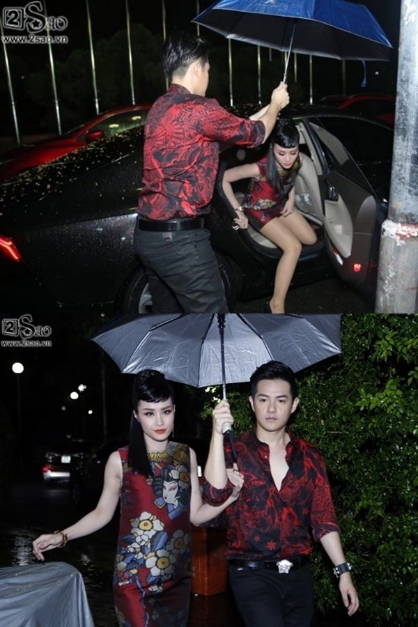 Rồi cả khi đi sự kiện gặp trời mưa, Ông Cao Thắng cũng sợ người yêu bị ướt nên đã cầm du che chắn, đón cô ngay cửa xe.