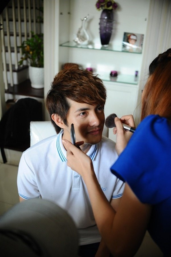 Nhiều lần Đông Nhi thể hiện tài năng make-up và chỉ thực hiện điều này cho Ông Cao Thắng mà thôi.