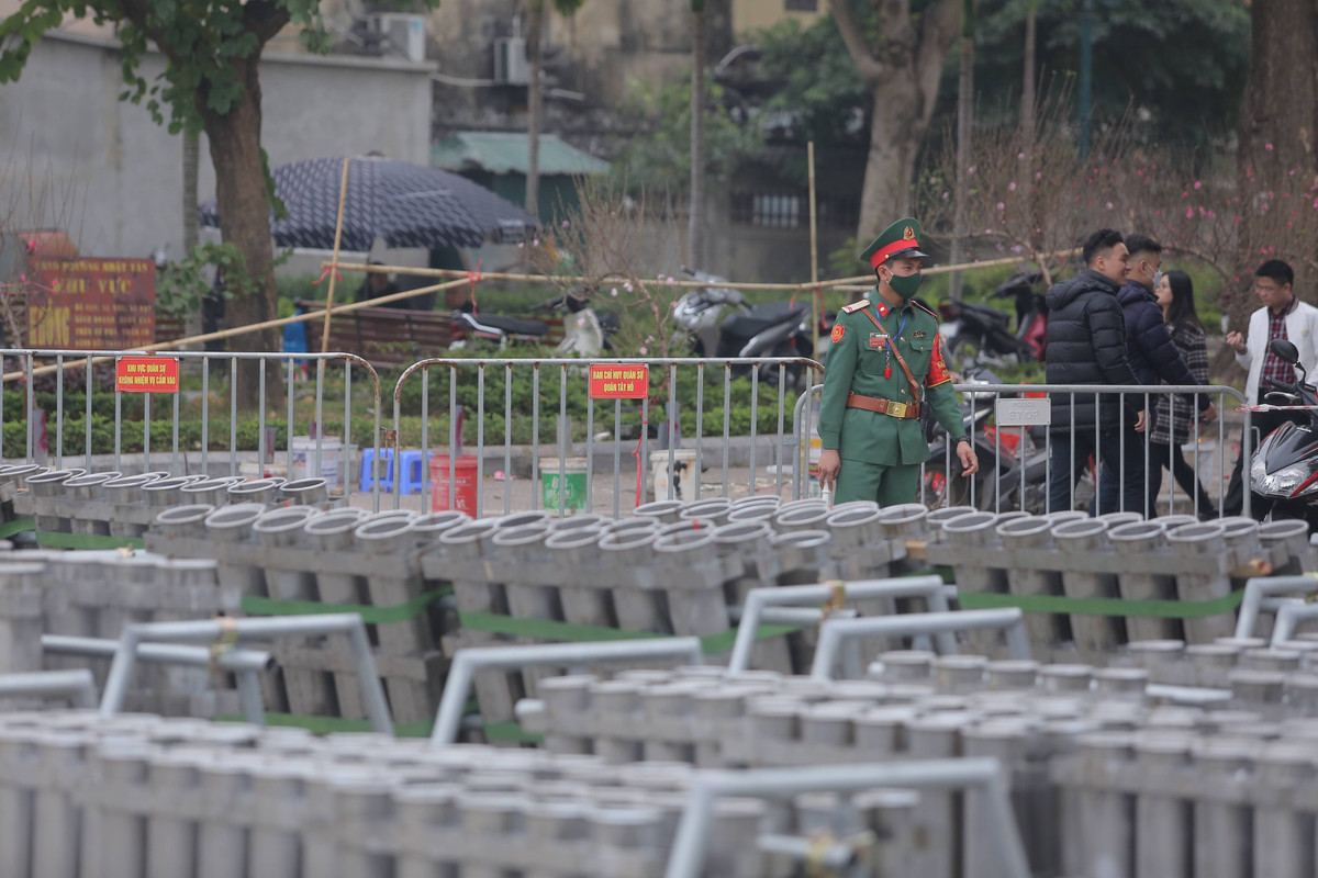 Ba địa điểm bắn pháo hoa tầm cao kết hợp tầm thấp gồm: Đảo Tượng đài Bác Hồ và Bác Tôn (công viên Thống nhất, phường Lê Đại Hành, quận Hai Bà Trưng); hồ Văn Quán, phường Văn Quán, quận Hà Đông và Thành cổ Sơn Tây (thị xã Sơn Tây).