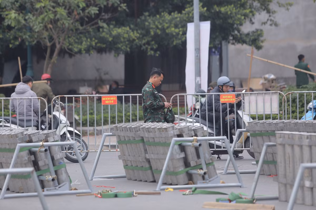 Lực lượng quân đội tuần tra, canh gác 24/24 tại địa điểm trận địa pháo này.