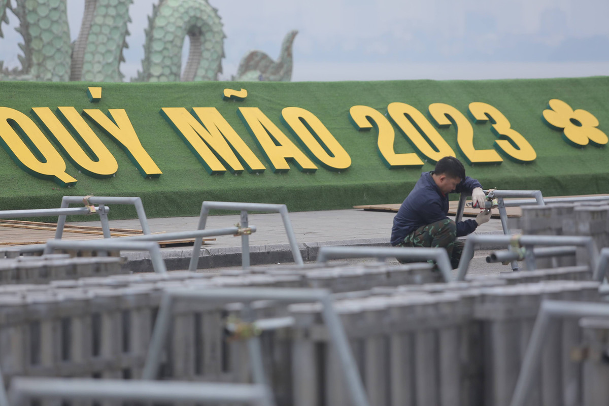 Cụ thể, 4 địa điểm bắn pháo hoa tầm cao kết hợp với pháo hoa tầm thấp và hỏa thuật gồm: Trước trụ sở tòa soạn báo Hà nội mới; Trước Bưu điện Hà Nội (quận Hoàn Kiếm); Vườn hoa Lạc Long Quân, trước cổng UBND quận Tây Hồ và khuôn viên đường đua F1, phường Phú Đô, quận Nam Từ Liêm...