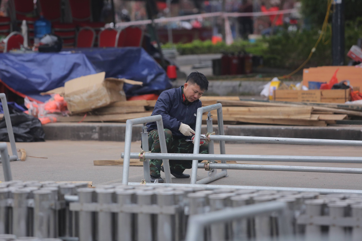 Do không gian rộng, thoáng, người dân ở quanh khu vực Hồ Tây hay Ba Đình đều có thể ngắm pháo hoa tầm cao tại vườn hoa Lạc Long Quân.