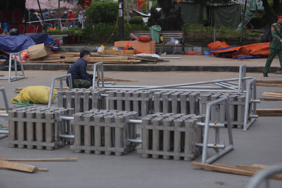 Trận địa pháo thu hút được sự quan tâm của người dân đến chứng kiến.