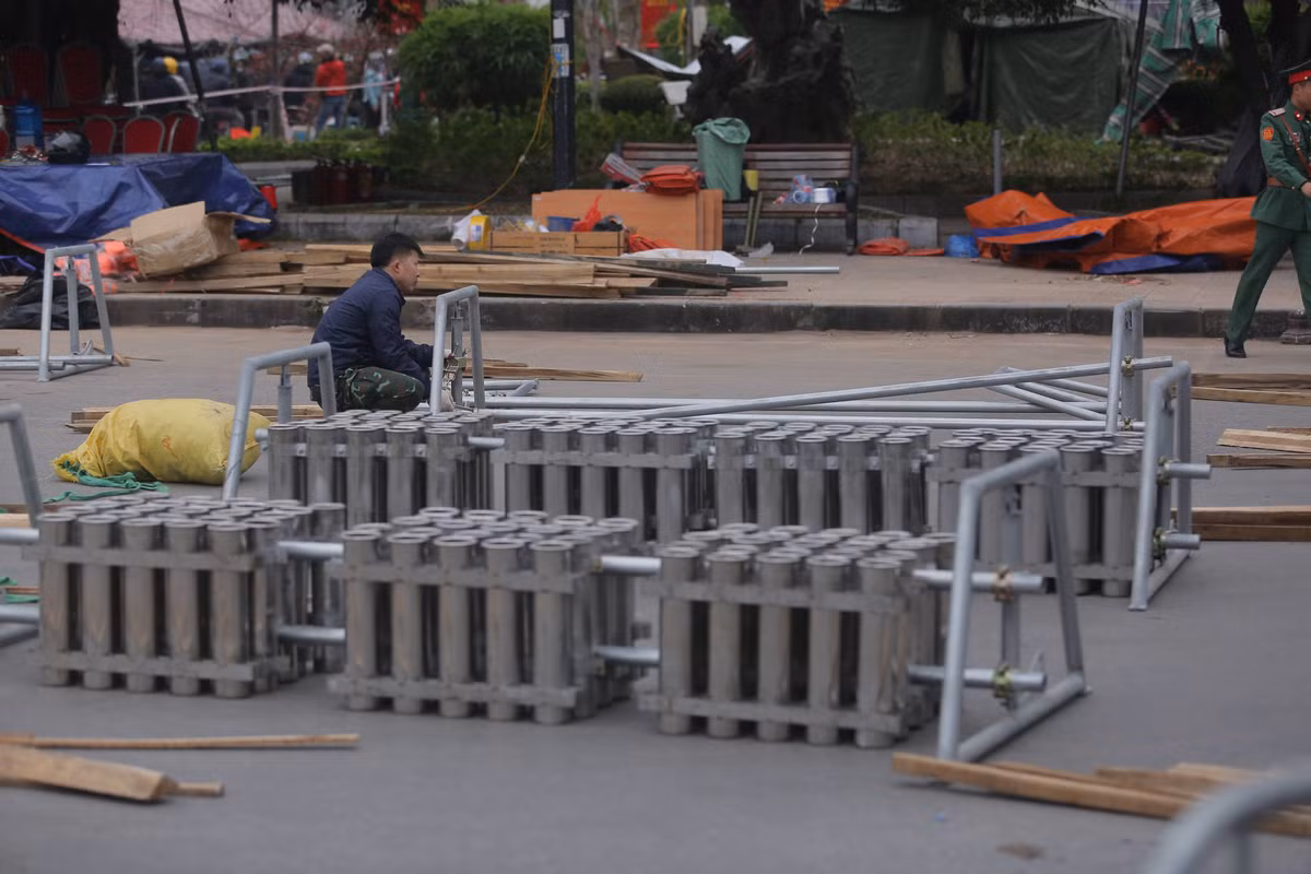 Trận địa pháo thu hút được sự quan tâm của người dân đến chứng kiến.