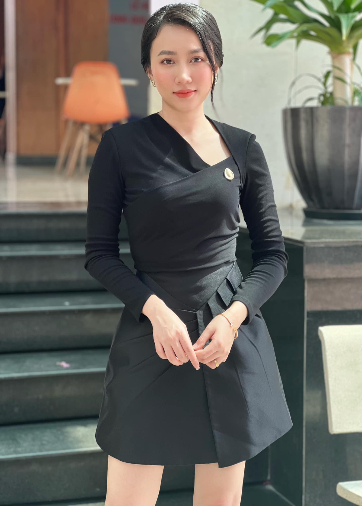 Hồng Loan còn có danh xưng là "Bạn gái Sơn Tùng MTP" khi từng góp mặt trong một MV triệu view của nam ca sĩ này.