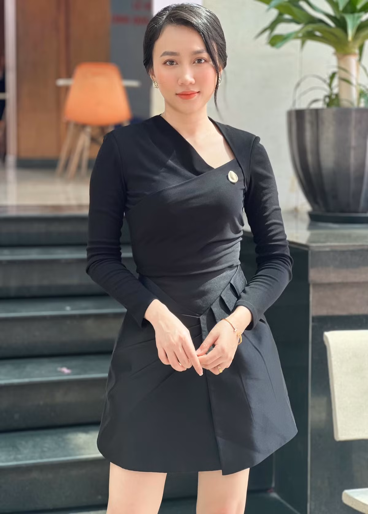 Hồng Loan còn có danh xưng là "Bạn gái Sơn Tùng MTP" khi từng góp mặt trong một MV triệu view của nam ca sĩ này.