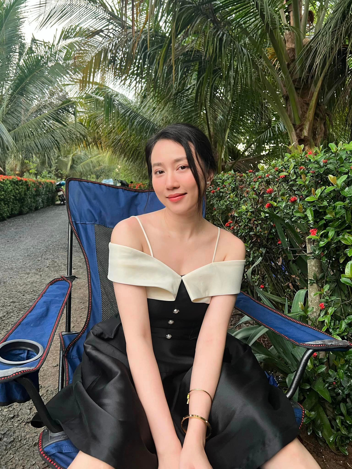 Cách đây chưa lâu, Hồng Loan và cầu thủ đội tuyển Việt Nam là Tiến Linh gây chú ý với những hình ảnh thân mật. Tuy nhiên, sau đó cả 2 đã đường ai nấy đi chỉ trong thời gian ngắn.