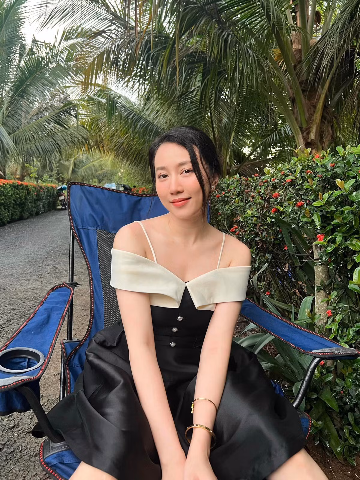 Cách đây chưa lâu, Hồng Loan và cầu thủ đội tuyển Việt Nam là Tiến Linh gây chú ý với những hình ảnh thân mật. Tuy nhiên, sau đó cả 2 đã đường ai nấy đi chỉ trong thời gian ngắn.