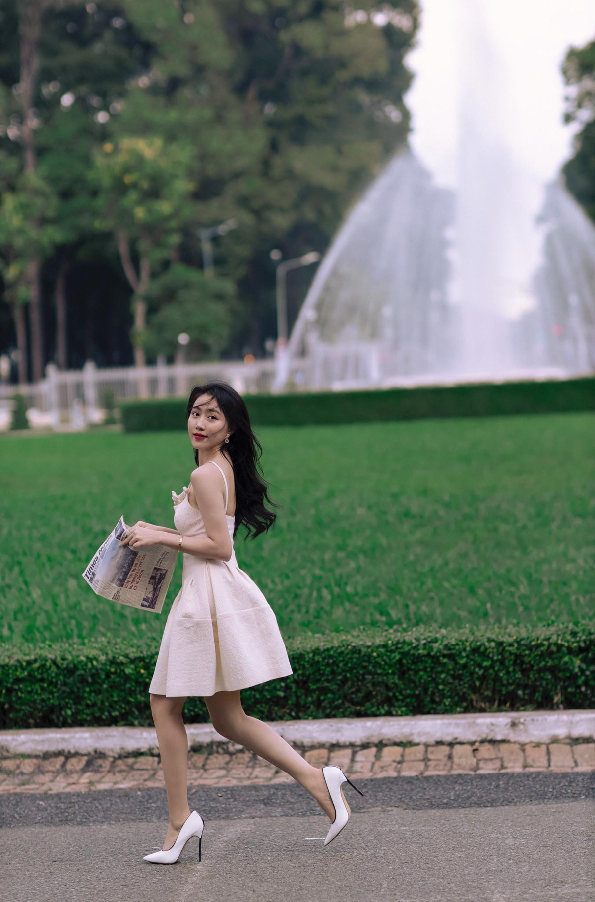 Một số bộ phim đầu tay của Hồng Loan là: Gái xinh nổi loạn, Con gái chị Hằng, Sứ mệnh trái tim, Cung đường tội lỗi…