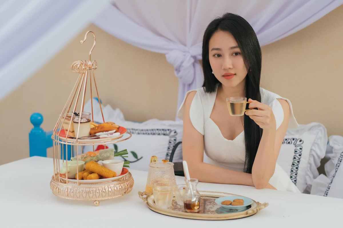 Hồng Loan từng tốt nghiệp trường Cao đẳng Văn hóa Nghệ thuật TP.HCM với tấm bằng loại ưu.