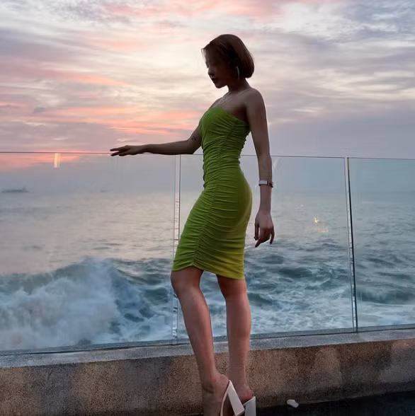 Nhiều người cho biết Trâm Anh ngày càng đẹp ra là do chăm chỉ làm đẹp, người lại cho rằng, có lẽ hot girl Thanh Hóa này có can thiệp 1 phần "dao kéo" nên mới khiến phần môi dày như vậy.