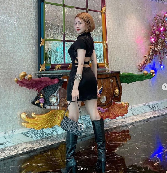 Trước đó, hot girl 9X cũng "gây bão" khi khỏe ảnh diện trang phục bó sát khoe vòng 3 căng tràn trên mạng xã hội.