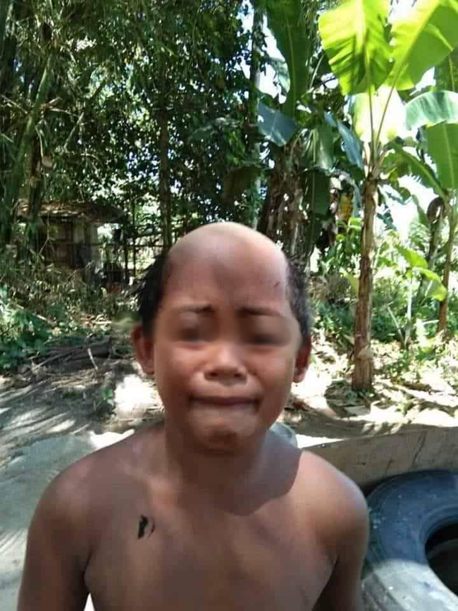 Mới đây, một ông bố đã khiến dân mạng được phen cười ngặt nghẽo khi đăng tải thảm họa cắt tóc tại gia cho con trai mình. Chẳng phải là một mái đầu "chất chơi" hay đầy nam tính, mái tóc của cậu con trai đã "toang" hoàn toàn chỉ vì 1 phút sơ sẩy của ông bố.