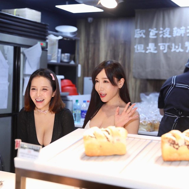 Nhưng điều khiến dân mạng xuýt xoa chính là trang phục quá đỗi gợi cảm của cô với chiếc váy xẻ sâu để lộ vòng 1 ngồn ngộn. Cộng thêm gương mặt chuẩn V-line, hot girl bán bánh nhanh chóng thu hút ngày càng nhiều thực khách tò mò tới thưởng lãm.
