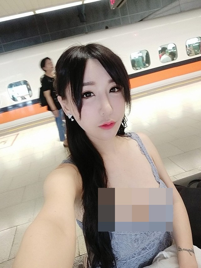 Hoshino Yu luôn diện váy ảo xẻ sâu khoe những đường cong quyến rũ, không thể rời mắt.