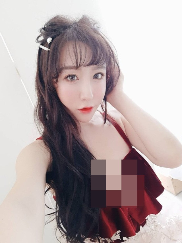 Ngay trên các trang cá nhân, JKF cũng thường đăng tải rất nhiều bức ảnh tự sướng của bản thân và nhận được rất nhiều sự yêu thích đến từ phái nam.