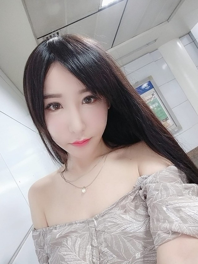 Hot girl bán bánh mì đã công khai một vài thông số để thỏa mãn trí tò mò của fan: chiều cao 1m60, nặng 64kg, sinh nhật vào ngày 11/4, thuộc cung Bọ Cạp.