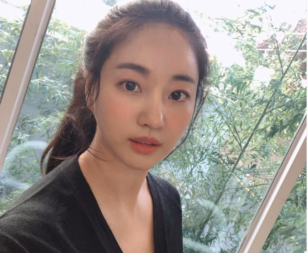 Hầu hết cư dân mạng đều dành những lời khen có cánh cho vẻ đẹp thách thức thời gian của Kim Sa Rang. "Tôi không thể tin cô ấy là 42 tuổi", “Cô ấy thực sự chăm sóc bản thân rất tốt. Tôi tự hỏi cô ấy đã làm thế nào để giữ được vẻ ngoài trẻ trung như vậy?”, dân mạng để lại dưới bức ảnh của nữ thần tuổi 42 Hàn Quốc.