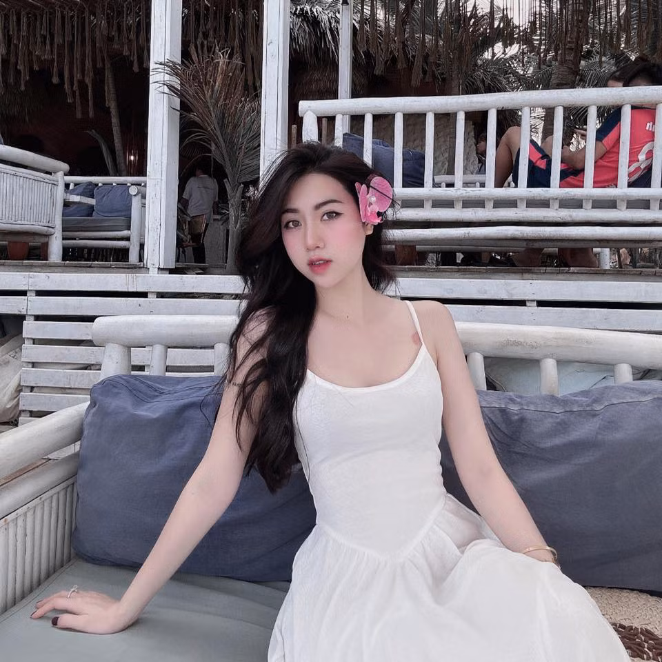 Có anh trai nổi tiếng, Nguyễn Nụ cũng được nhiều người quan tâm. Trang Facebook của cô hiện có hơn 60.000 người theo dõi.