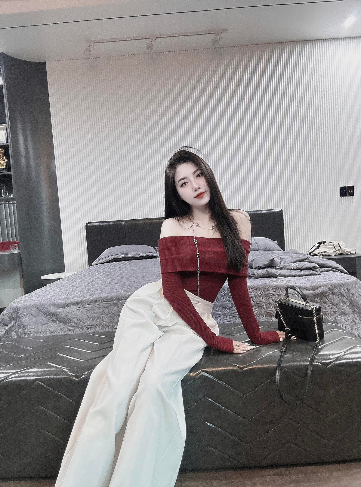 Thanh Nụ nhanh chóng nhận được “mưa lời khen” từ cư dân mạng. “chị xinh xỉu”; “xinh hơn mẫu ảnh luôn ý”; “sao em xinh đẹp thế Nụ ơi”, các fan để lại bình luận trong loạt ảnh mà em gái Văn Toàn đưa lên.